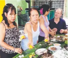  ??  ?? Stephen Paddock sharing a meal with the Danley family in Manila in 2013.