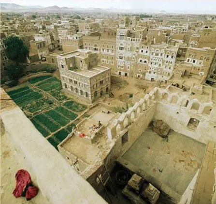  ??  ?? Un’immagine di Sana’a nel 1974. Allora era la capitale dello Yemen del Nord, dal 1990 dello Yemen riunificat­o