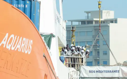  ??  ?? La nave Aquarius al centro del braccio di ferro tra Malta e il governo italiano, con il ministro Salvini che ieri ha chiuso i porti italiani