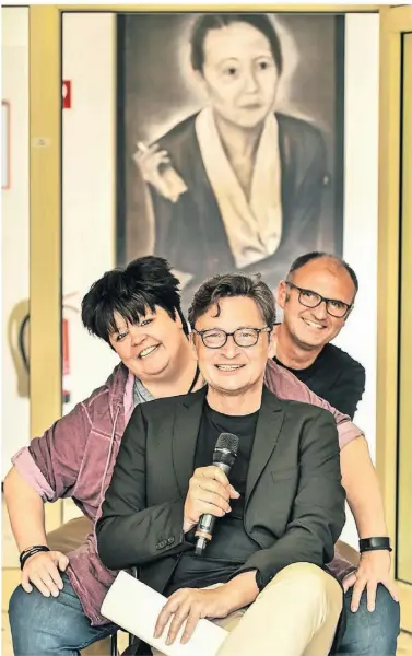  ?? RP-FOTO: EVERS ?? Ludger Kazmiercza­k, Ingrid Kühne, Stefan Verhasselt vor ihrem Auftritt als „Fanta drei“unter den Augen von Lise Meitner.