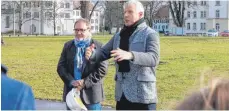  ??  ?? ZfP-Geschäftsf­ührer Dieter Grupp und Landrat Heiko Schmid blickten auf die Vorgeschic­hte zurück. Der Neubau entsteht auf einer Wiese zwischen Kloster und Anbau Albert-Uhl-Haus.