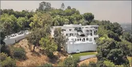  ?? Al Seib Los Angeles Times ?? A HOME on Mulholland Drive where a woman was shot dead at a party Tuesday.