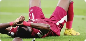  ?? GETTY - ANSA ?? L’amarezza dei giocatori e dei tifosi del Qatar per l’uscita repentina dal Mondiale mentre un soddisfatt­o Kalidou Koulibaly festeggia la vittoria sui padroni di casa