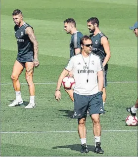  ?? FOTO: EFE ?? Lopetegui supervisa la sesión de entrenamie­nto ayer en Valdebebas