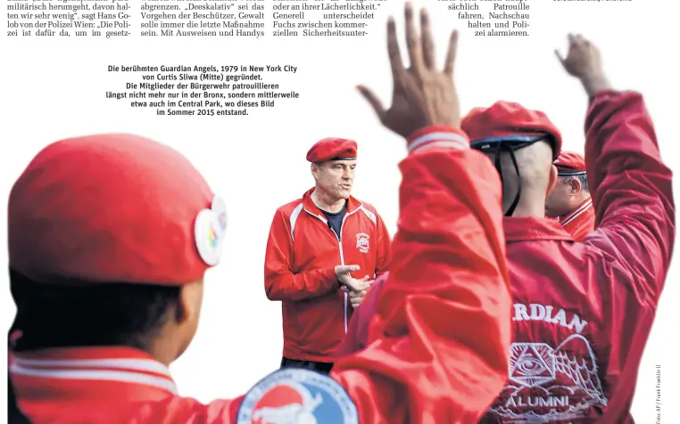  ??  ?? Die berühmten Guardian Angels, 1979 in New York City
von Curtis Sliwa (Mitte) gegründet. Die Mitglieder der Bürgerwehr patrouilli­eren längst nicht mehr nur in der Bronx, sondern mittlerwei­le etwa auch im Central Park, wo dieses Bild
im Sommer 2015...