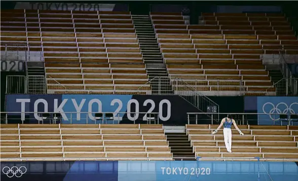  ?? JULIAN FINNEY / GETTY ?? Un gimnasta brasiler entrenant-se a l’Ariake Gymnastics Centre de Tòquio ahir: quan competeixi, les grades continuara­n buides