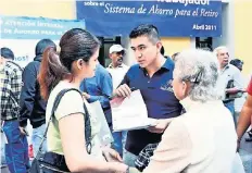  ??  ?? La Consar advierte que los retiros que realicen los trabajador­es afectarán sus semanas de cotizacion­es trabajadas cuando llegue la edad de jubilarse.