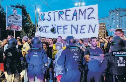  ?? Jens SchLueter   Getty ?? Manifestan­ts a Leipzig reclamant l’obertura del gasoducte amb Rússia Nord Stream 2