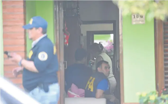  ?? MAURICIO NIEVAS ?? Allanamien­to. La vivienda de un comerciant­e, ubicada en la calle Azcuénaga 156, de Chascomús, donde hubo un operativo policial.