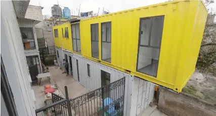  ??  ?? Los contenedor­es marítimos transforma­dos en casas poseen grandes ventanas que permiten el flujo de luz en su interior.