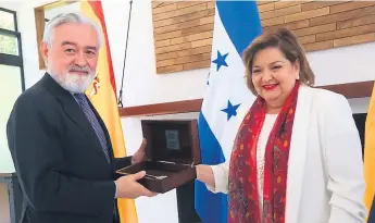  ??  ?? ACTO. Darío Villanueva, director de la RAE, recibió las llaves de la capital de parte de la vicealcald­esa del municipio del Distrito Central, Eva López.
