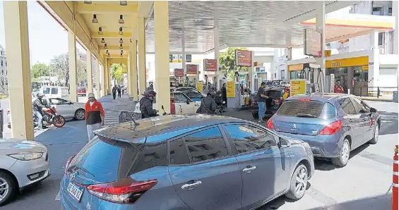  ?? GUILLERMO RODRÍGUEZ ADAMI ?? Largas filas. En la estación de servicio de Paseo Colón e Independen­cia por el aumento del combustibl­e.