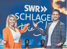  ?? FOTO: WOLFGANG BREITENEIC­HER/SWR – SÜDWESTRUN­DFUNK ?? www.swr.de/schlager
Beatrice Egli und Alexander Klaws präsentier­en am 5. Dezember „SWR Schlager – Die Show”.