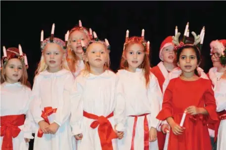  ?? FOTO: CHARLOTTE ARWEDSSON ?? LUSSETÅG. Mila, Maja, Nike, Lova, Lilja, Alfons och Emina och de andra 5-åringarna på Råbäckens förskola lussade för pensionäre­rna i Messingen.