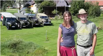  ??  ?? Die „Rangers“von Wengen: Kerstin und Robert Jungblut und ihre Landrover Oldtimer...