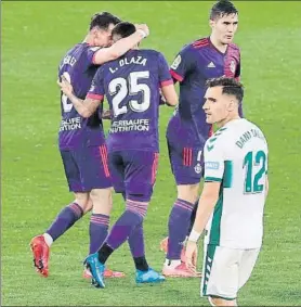  ?? FOTO: EFE ?? El defensa Lucas Olaza es felicitado tras marcar el gol del empate en el Martínez Valero