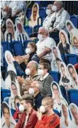  ?? Foto: dpa ?? Leibhaftig­e Zuschauer, keine Pappkame‰ raden, wünschen sich die Profiligen in ihren Hallen und Stadien für die Zukunft wieder zurück.