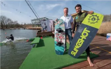  ?? FOTO JORIS HERREGODS ?? Roy Zoon (rechts) en Jef Van Heurck bij de kabel. Op de achtergron­d het gebouw waar de brasserie en het terras in komen.