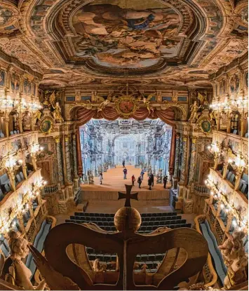  ?? Foto: Daniel Karmann,dpa ?? Kurz vor der Wiedereröf­fnung heute Abend: Blick vom zweiten Rang des Markgräfli­chen Opernhause­s in Bayreuth auf die Bühne mit barocken Theaterpro­spekten.