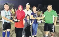  ??  ?? TAHNIAH: Dg.Masneh (dua kanan) menyampaik­an Piala Sumbangsih kepada Azman Ismail (kanan) dan Hanira Abd. Ghani menyampaik­an piala kepada Ag. Damit @ Buchu (kiri) sambil diperhatik­an oleh Ag.Ismail.