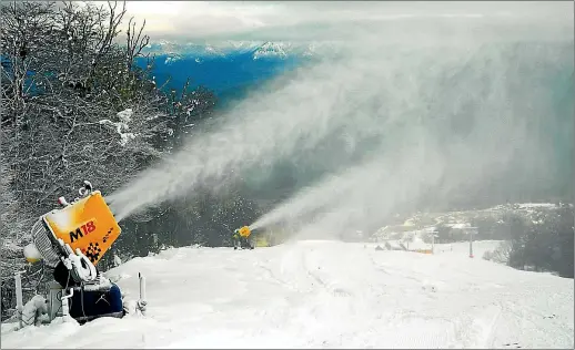  ?? GZA. CHAPELCO ?? EN ACCION. Los cañones toman la humedad y el agua del ambiente y la transforma­n en nieve. En Chapelco los instalaron hace diez años.