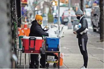 ??  ?? SONIA PÉREZ, de 50 años, vende tamales en la calle en Brooklyn, nueva York