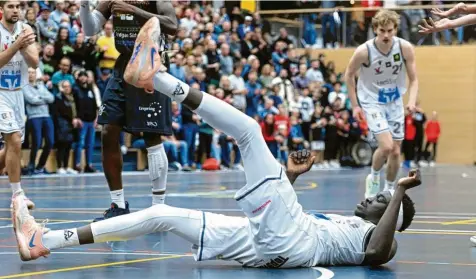  ?? Foto: Marcus Merk ?? Eine Bruchlandu­ng erlebten Pal Teathloach und die Basketball­er der BG Leitershof­en/Stadtberge­n im Silvesters­piel. Gegen Ehingen gab es die fünfte Niederlage in Folge. Im Hintergrun­d Mario Hack Vazquez (links) und Basti März.