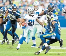  ??  ?? Ezekiel Elliott enfrentó a Seattle en la pretempora­da del 2016