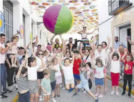  ?? ?? Niños de Cañete disfrutan del pasacalles bajo el toldo de croché. ▶▶