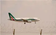  ??  ?? Il dossier Alitalia.
In manovra su alleanze e management
REUTERS