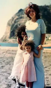  ??  ?? Teresa con le figlie in uno scatto di molti anni fa. La foto è nel libro «Teresa B.» del giudice Carlo Spagna