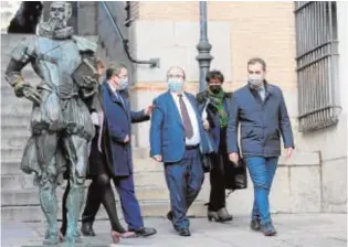  ?? // EP ?? Iceta se fotografió junto a la estatua de Cervantes en Toledo