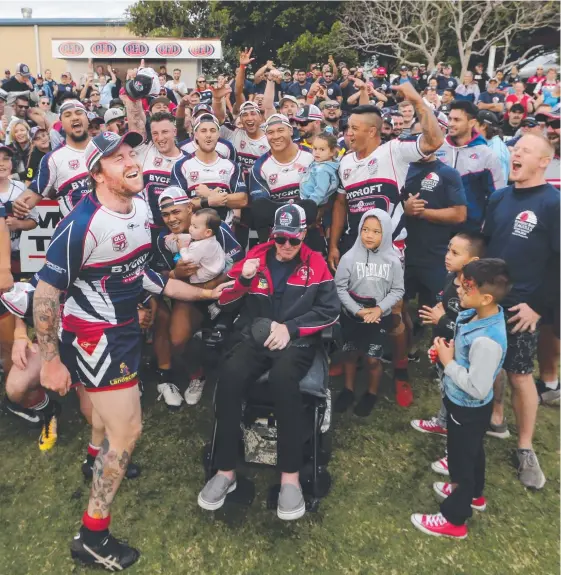  ?? Picture: GLENN HAMPSON ?? Captain Jamie Anderson (left) leads club hall of famer Darren Bruggy (centre), players and fans in the team song after the grand final win.