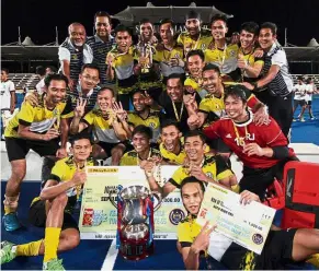  ?? — SAIFUL BAHRI / The Star ?? Day to remember: Perak players celebratin­g their win in the Razak Cup at the Azlan Shah Stadium yesterday.