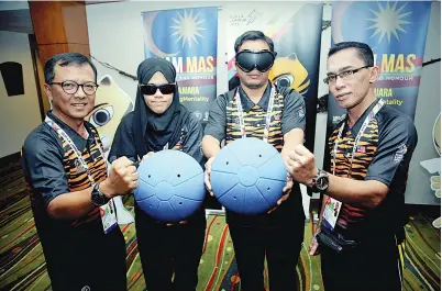  ?? -Gambar Bernama ?? KAMARUDIN (kiri) bergambar bersama atlet goalball Para ASEAN Siti Hajar Hasan (dua, kiri) dan Muhammad Haiqal Azani Azman (tiga, kiri) selepas sidang media Sukan Para ASEAN Kuala Lumpur 2017 Dalam Acara Goalball kelmarin. Turut hadir Jurulatih Goalball...