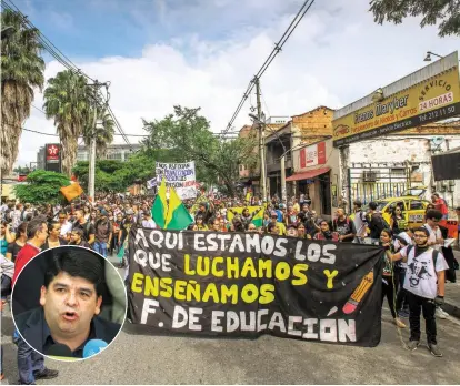  ?? FOTO COLPRENSA ?? El presidente de Fecode, Nelson Alarcón, cuestionó que están siendo “estigmatiz­ados” por el Centro Democrátic­o. En la foto, estudiante­s marchando en noviembre del año pasado.