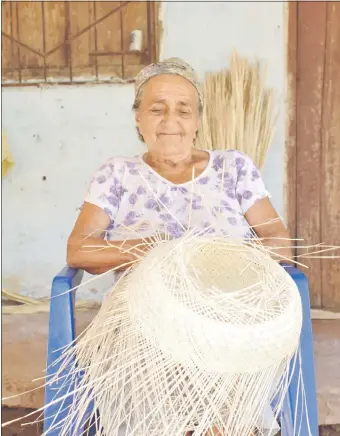  ??  ?? Doña Petrona Jiménez Bogado, a sus 88 años teje en su casa habilidosa­mente el tradiciona­l sombrero de karanda’y.