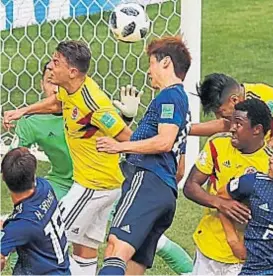  ?? (AP) ?? De cabeza. Así llegó al segundo gol Japón luego de un tiro de esquina.