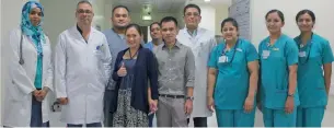  ??  ?? Marlyn Sampiano with the multidisci­plinary team of Zulekha Hospital Sharjah. The 36-year-old mother has thanked the doctors at the Zulekha Hospital for the ‘miracle’ which saved her life.