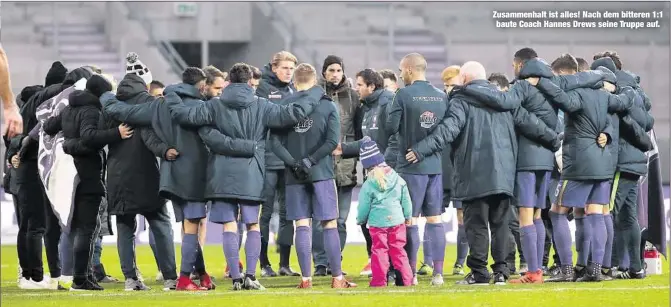  ??  ?? Zusammenha­lt ist alles! Nach dem bitteren 1:1 baute Coach Hannes Drews seine Truppe auf.