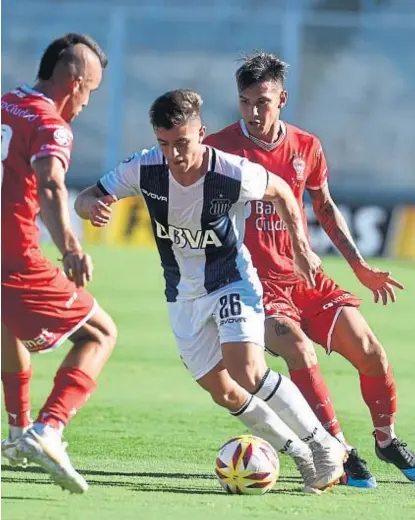  ?? (RAMIRO PEREYRA) ?? De lo mejor. Fernando Bersano se destacó en el 11 de la “T”, que tuvo varios suplentes.