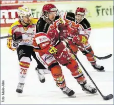  ??  ?? Robbie Czarnik, hier im Spiel gegen Kaufbeuren an der Scheibe, steuerte drei Treffer zum Sieg der Eispiraten in Bayreuth bei.