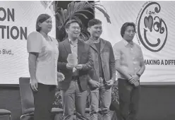  ?? ?? I AM MAD Volunteers Inc.’s Maco Ravanzo and Wino Dela Cruz receive their award from Vice President and Education Secretary Sara Duterte (left) with Usec. Michael Poa (right).