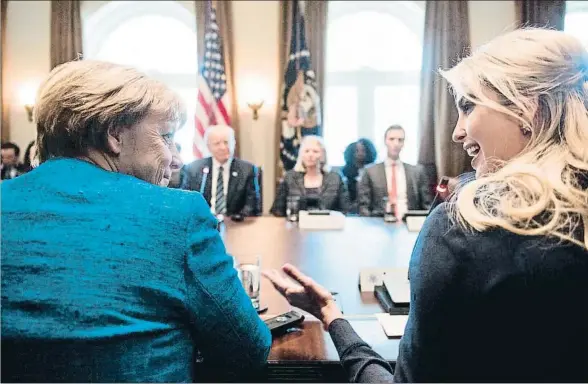  ?? BRENDAN SMIALOWSKI / AFP ?? Ivanka Trump (derecha) conversa con Angela Merkel en una reunión oficial en la Casa Blanca el día 17; enfrente, su padre y presidente