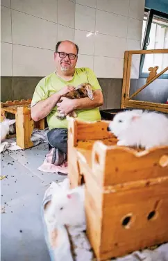  ??  ?? Frank Gassmann leitet das Tierheim in Rath. Dort sind aktuell 43 Kleintiere wie Kaninchen und Meerschwei­nchen untergebra­cht.