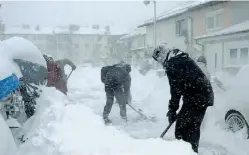  ??  ?? In Europa A Zagabria, in Croazia, si spala la neve per liberare strade e auto. Il maltempo sta attraversa­ndo l’intera Europa, con vittime e disagi (Epa)