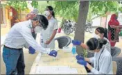  ?? HT PHOTO ?? ■
A health worker uses a rapid antigen kit to test people at Ayushman Bharat Health and Wellness Centre in Gurugram on Monday.