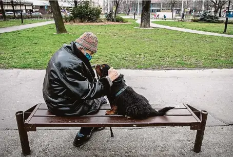  ?? FOTO MAFRA – ADOLF HORSINKA ?? Senioři a chronicky nemocní patří do skupiny nejohrožen­ějších koronaviro­vou pandemií. Na snímku muž v Ostravě venčí svého psa.