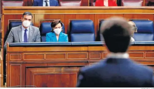  ?? CHEMA MOYA / EFE ?? El presidente del Gobierno, Pedro Sánchez, y la vicepresid­enta primera, Carmen Calvo, escuchando ayer la intervenci­ón del líder del PP, Pablo Casado.