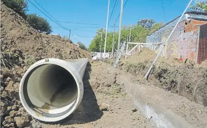  ??  ?? Bajo tierra. La nueva etapa de trabajos prevé el tendido de 24.500 metros lineales de tuberías.